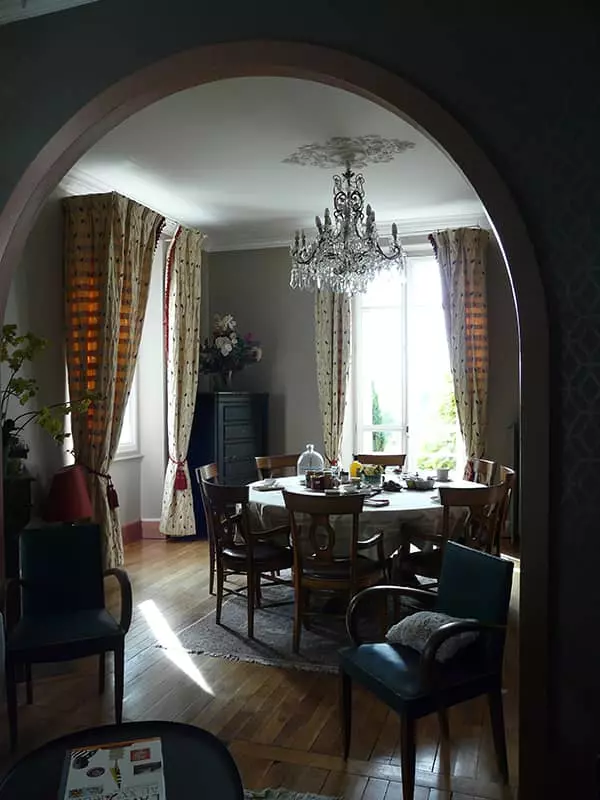 Salle à manger avec la grande table