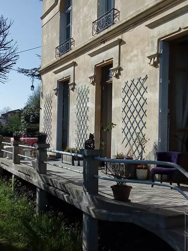 Terrasse devant l'entrée